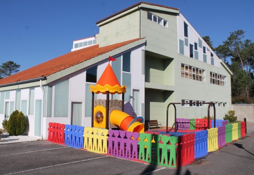 O Concello de Lousame inviste máis de 30.000 euros no acondicionamento dos parques infantís de Portobravo e Escabia